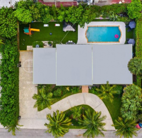 4BR Intracoastal Retreat with Pool Games & More